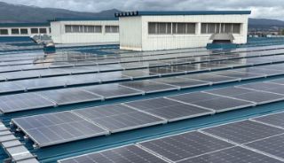 写真:屋根に設置された太陽光パネル