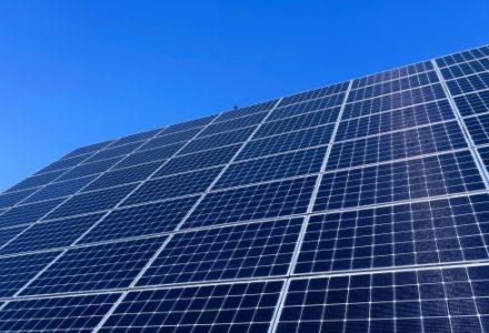 設置した太陽光パネルを点検中