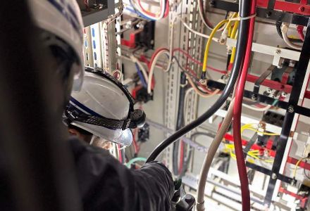 点検機器で太陽電池の状態をチェック
