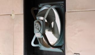 写真:大型の業務用換気扇