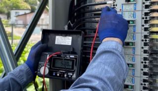 写真：電気工事作業中のようす