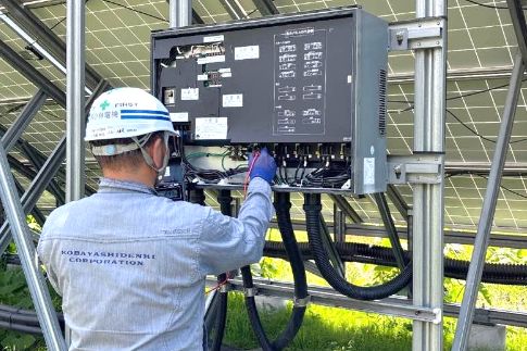 写真：専用機器を使っての点検